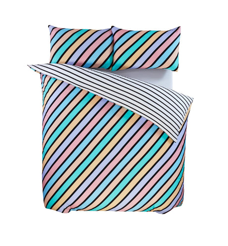 Soft microfibre material used in this duvet set ensures a comfortable night's sleep and long-lasting wear