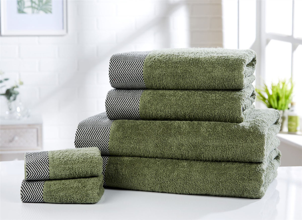 Set of two 50x85cm hand towels with herringbone border and plush 550gsm cotton for everyday luxury