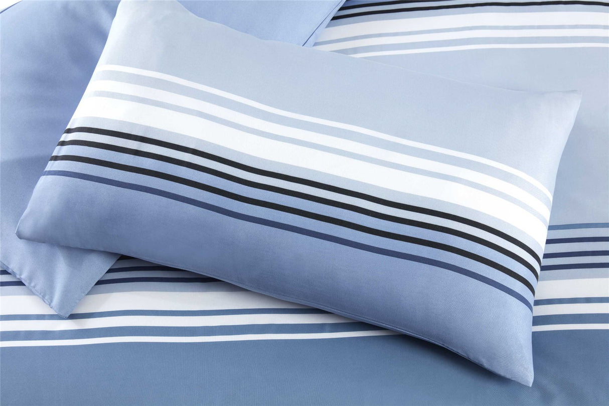 Comfortable and durable Chicago duvet cover with easycare, non-iron design in blue or grey