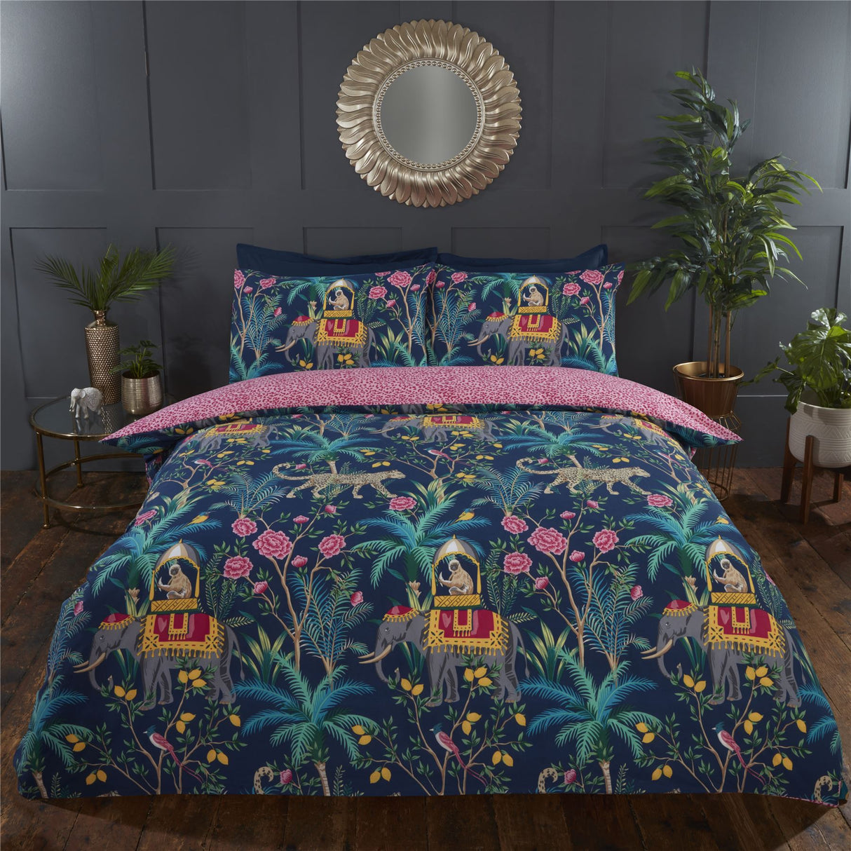 Reversible duvet set with tropical animal and plant print, including matching pillowcases for a coordinated bedroom look