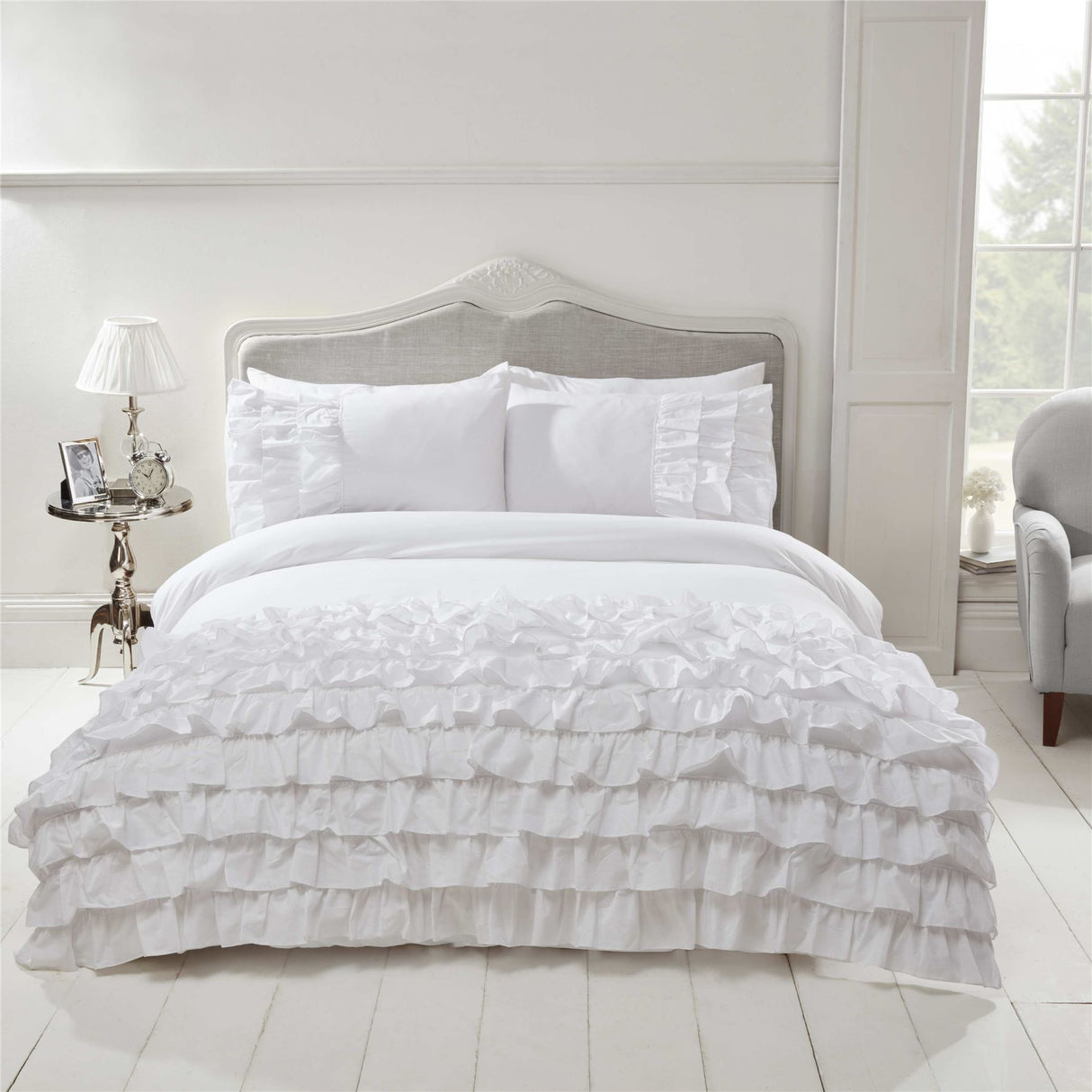Elegant flamenco duvet set with button closure mechanism and coordinated pillowcases