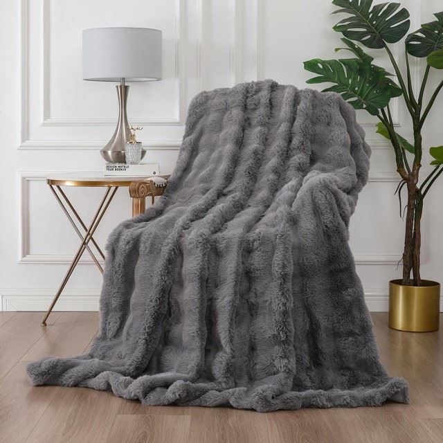 Luxury 3D Faux-Fur Blanket