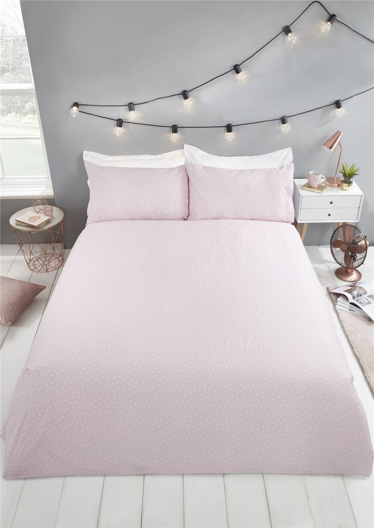 Double-sized duvet cover with popper closure and fun eyelash print, coordinating pillowcases included