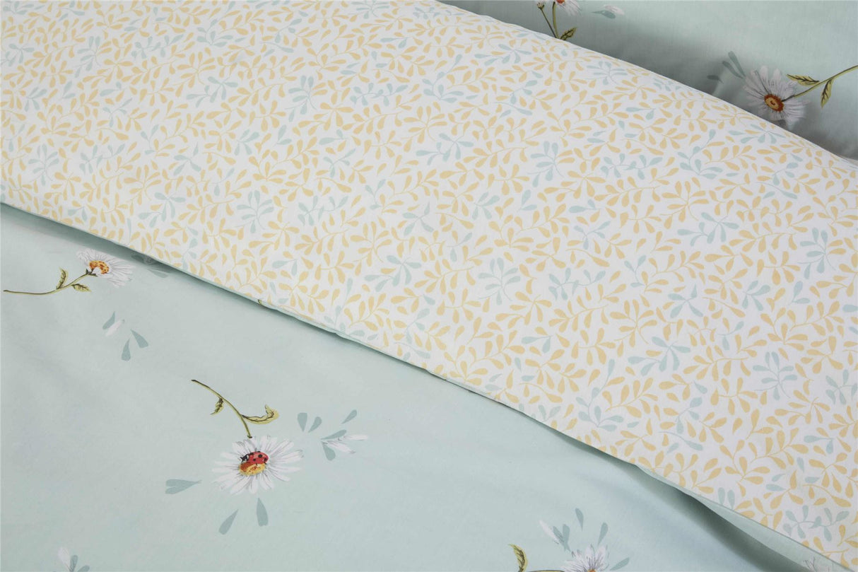 Elegant daisy duvet cover featuring vibrant blue flowers and matching pillowcases, perfect for sophisticated bedroom decor