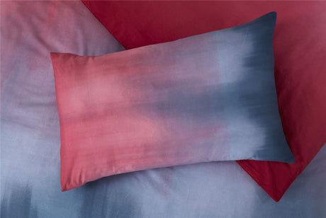 Stylish duvet cover with popper closure, easy to maintain, and featuring a striking gradient pattern