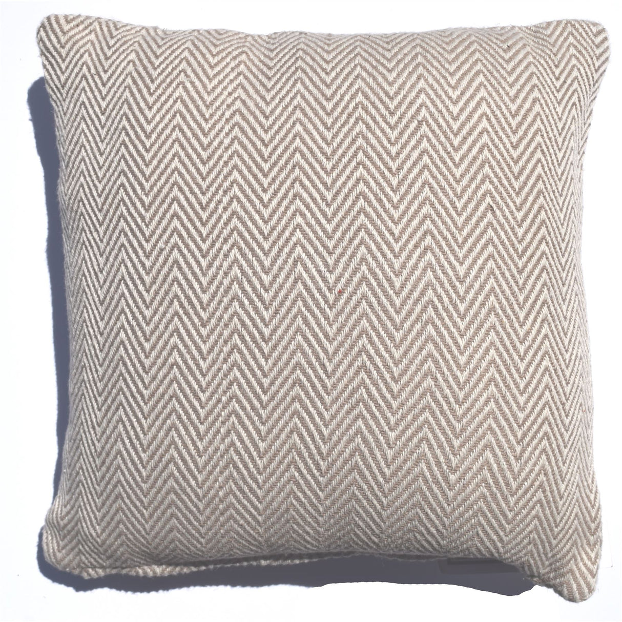 Modern 43X43Cm cushion in herringbone pattern on a stylish bed