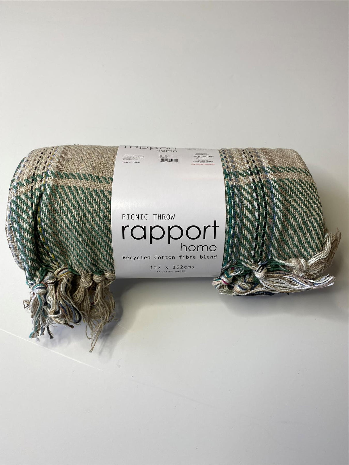 Bright and spacious picnic throw in a random colour, measuring 127x152 cm for outdoor use