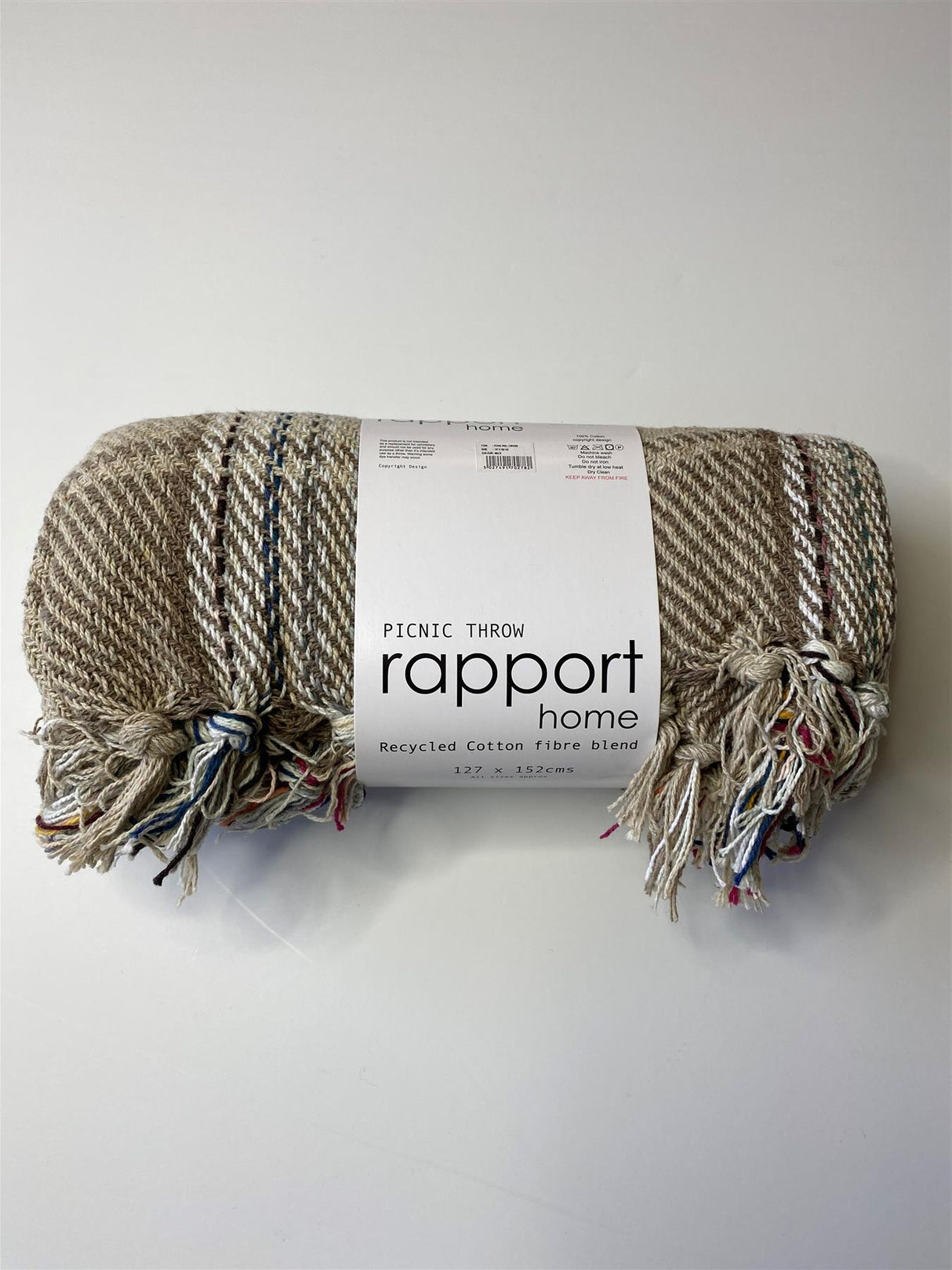 Colourful and durable picnic throw measuring 127x152 cm, ideal for picnics and outdoor events