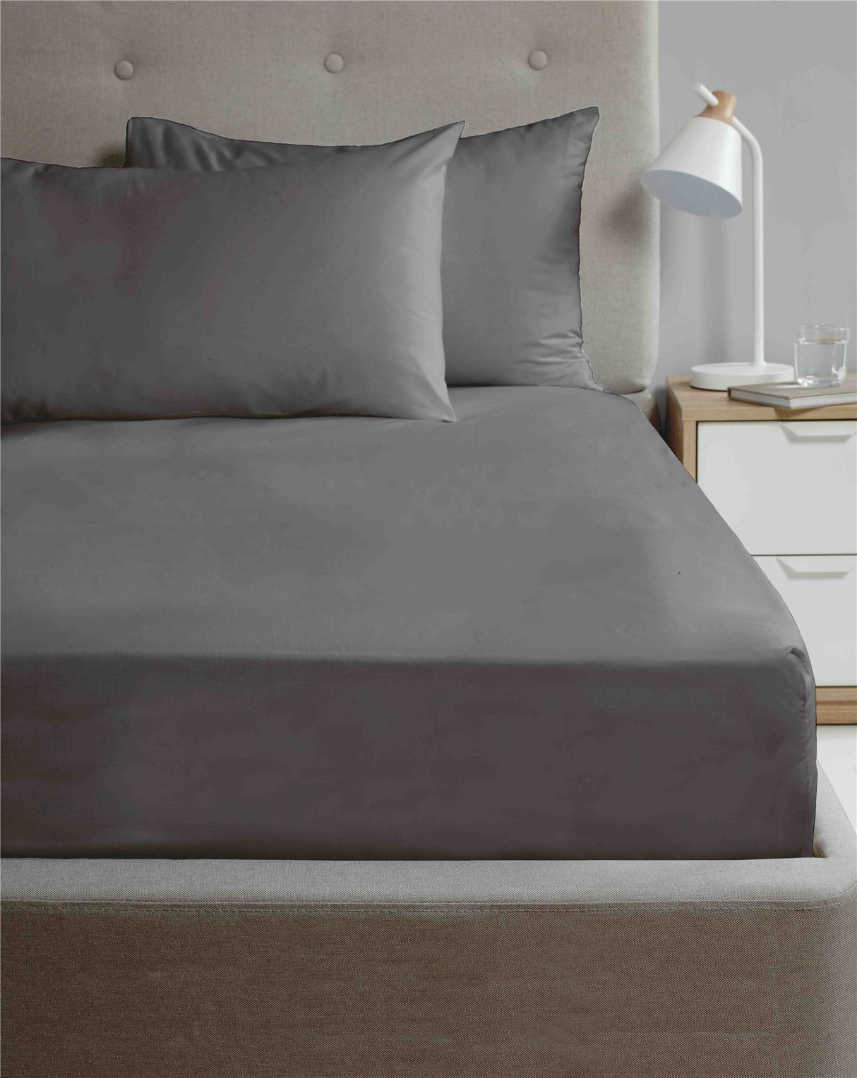 Soft white fitted sheet from the Happy Home Budget range, made of microfibre with 180 thread count