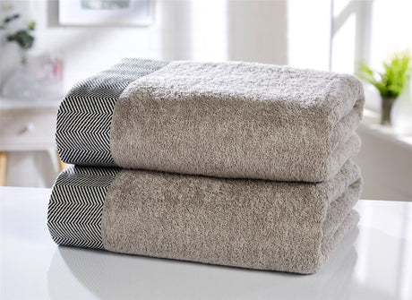 Set of two large bath towels measuring 70x120cm with ultra-soft 550gsm cotton and textured border design