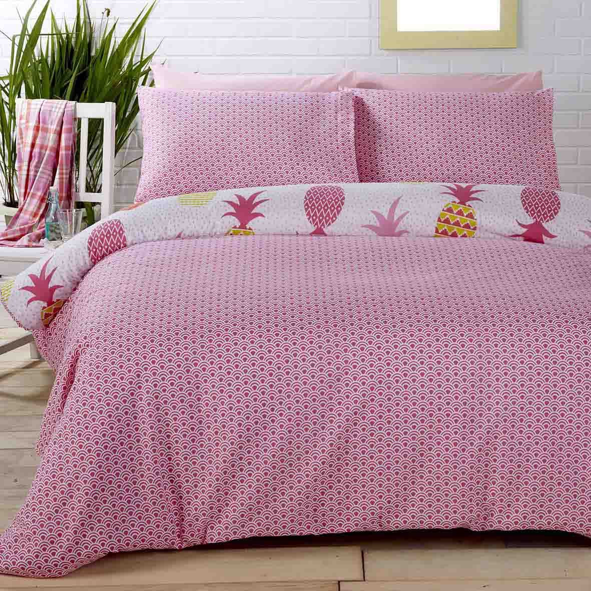  Duvet set featuring a coordinating geometric reverse and pineapple print