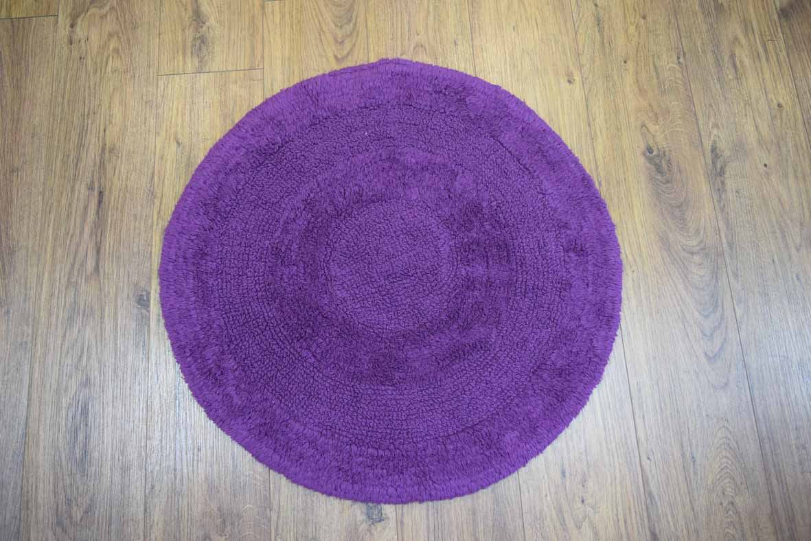 A luxurious plain round mat made of plush cotton pile