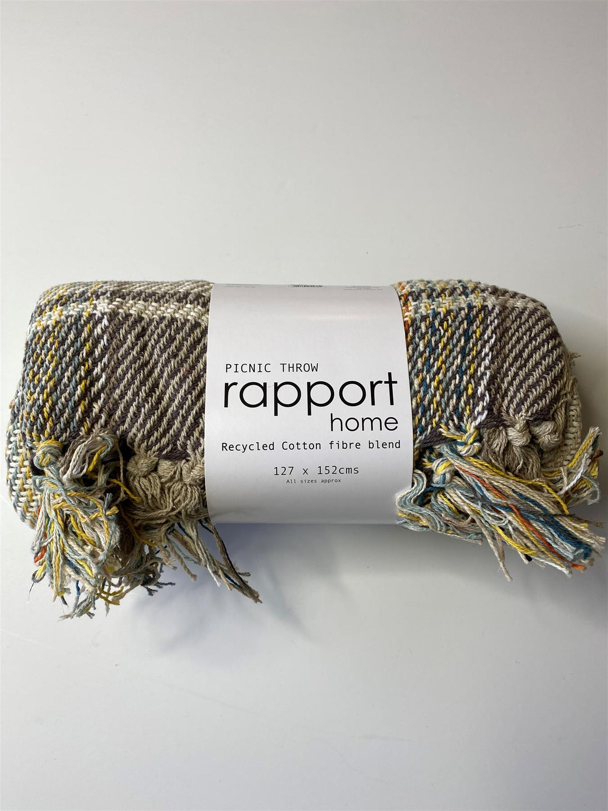 Randomly coloured picnic throw in 127x152 cm size, perfect for outdoor gatherings and activities