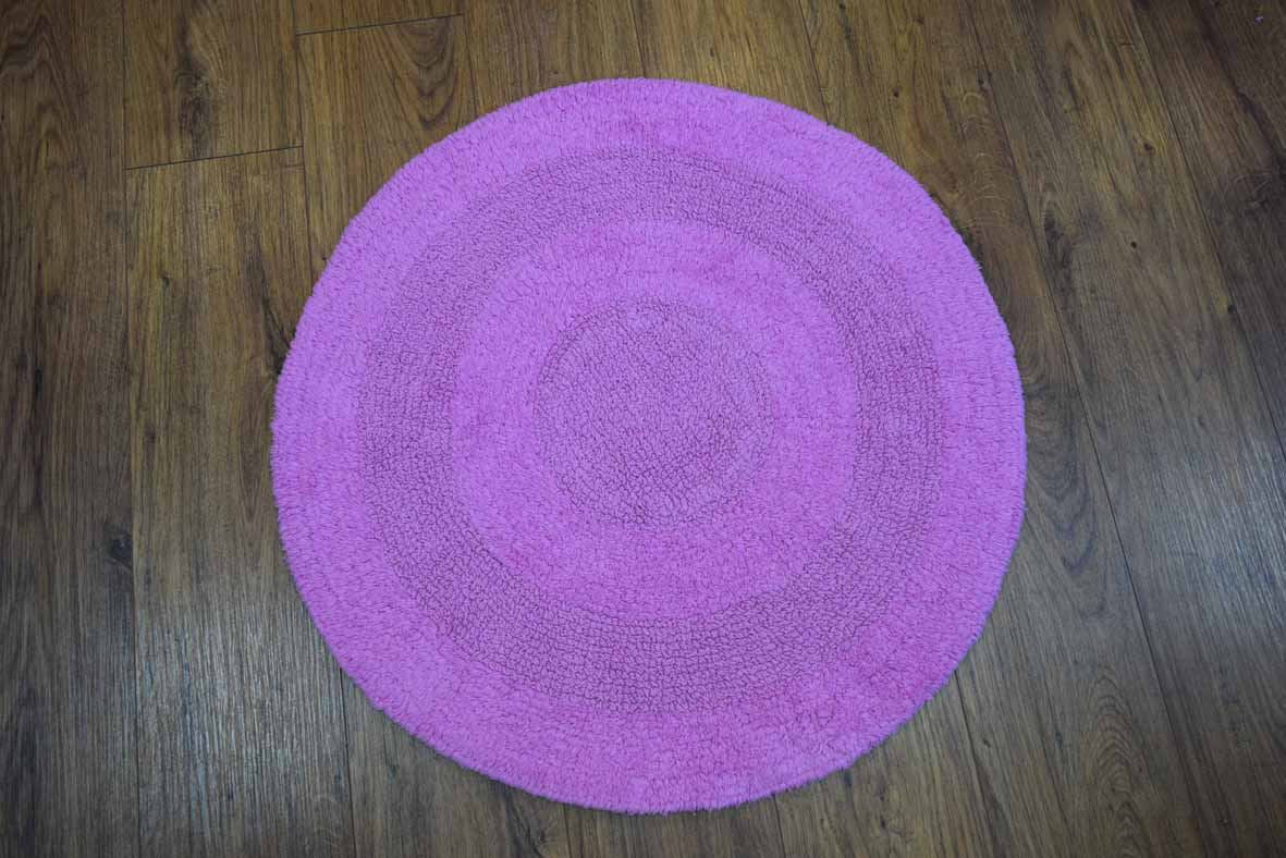 Round bath mat with a soft and plush feel underfoot