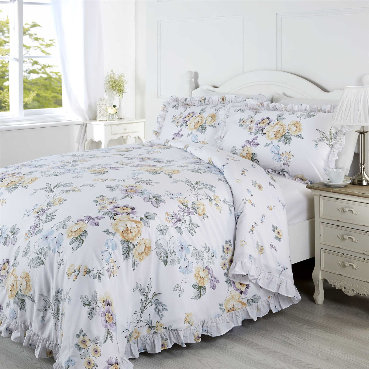 Traditional ditsy floral and patchwork print superking duvet set with button closing mechanism