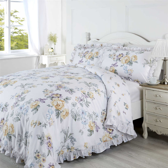 Traditional ditsy floral and patchwork print superking duvet set with button closing mechanism