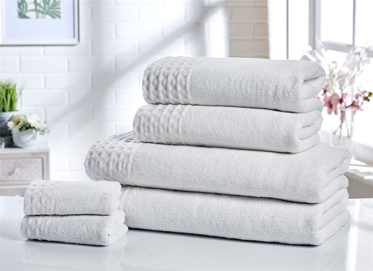 Two gentle and plush face cloths (30x30cm)