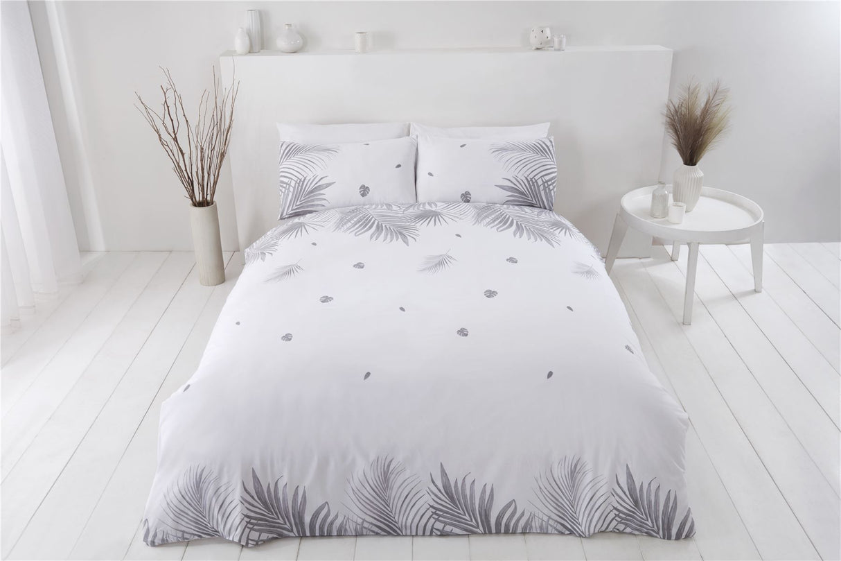 Scattered small tropical leaves on the reverse side of the eco-friendly duvet set, perfect for a fresh bedroom look