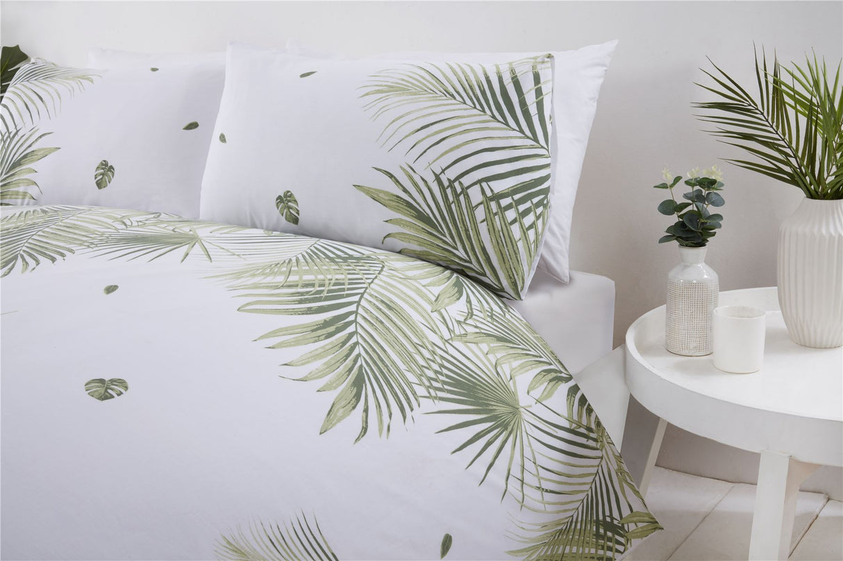 Double-sized tropical duvet cover with matching pillowcases, showcasing a crisp, modern design inspired by tropical foliage