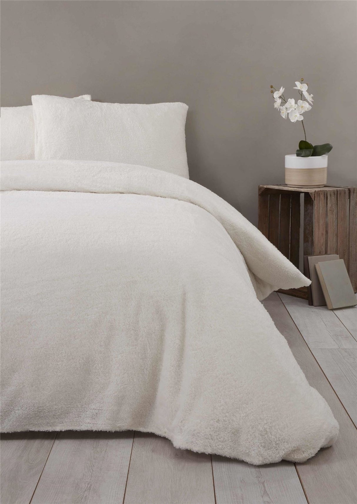 Elegant ivory cream Teddy Fleece Duvet Set featuring a cosy, energy-efficient design and popper closure