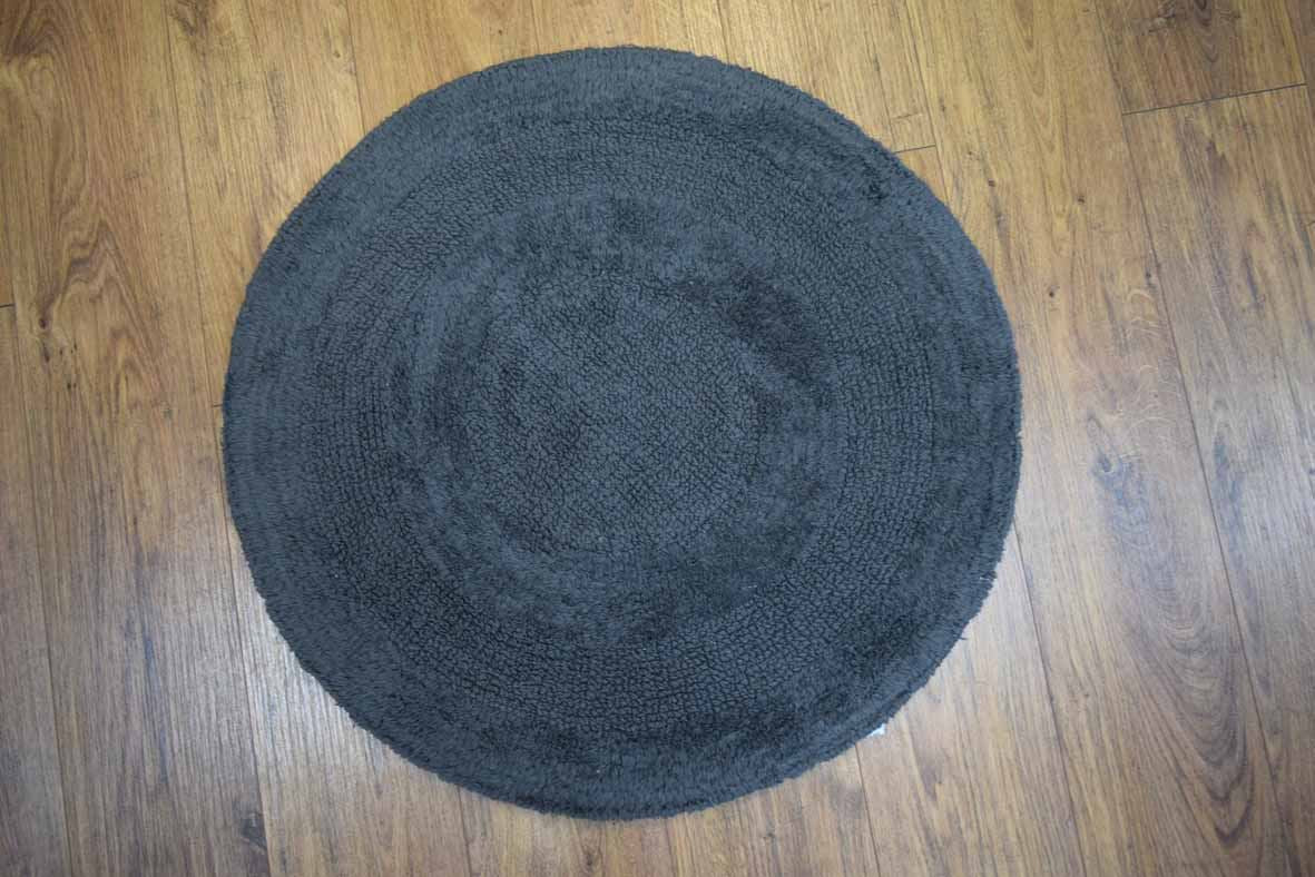 High-quality round bath mat made of plush cotton pile