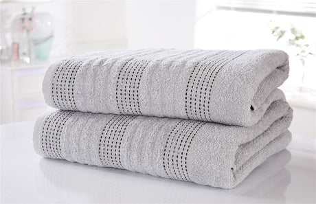 Set of two plush bath towels measuring 70x120cm, featuring soft texture and stylish design