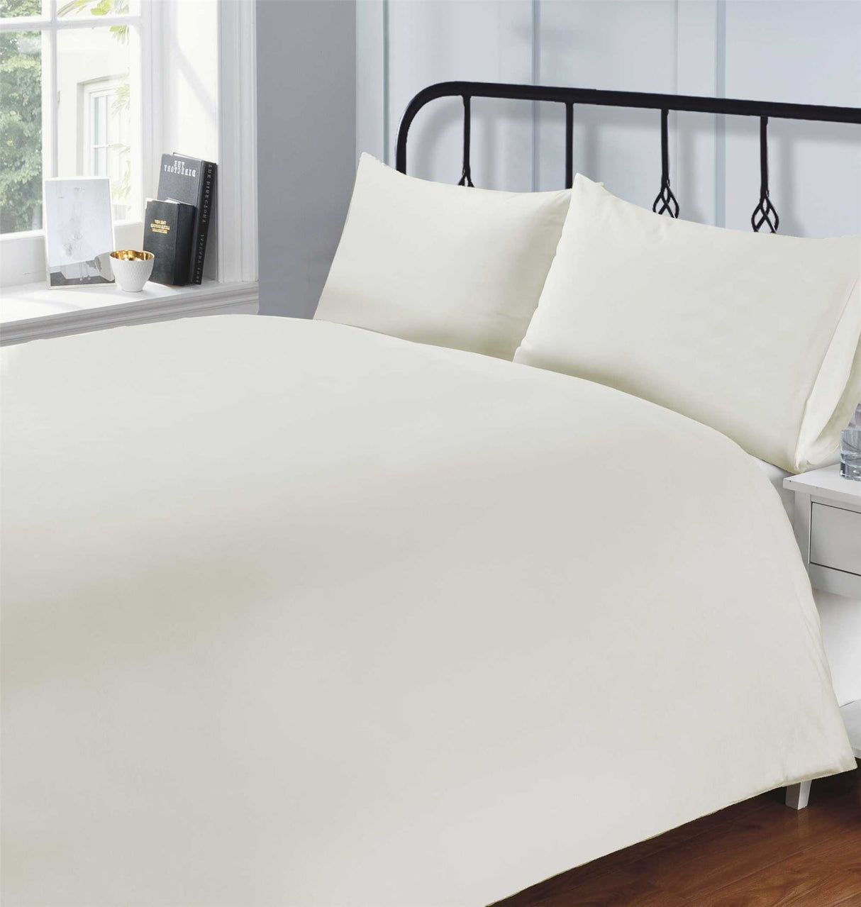 Luxurious white Classic 200 Threadcount 100% Cotton Oxford Pillowcase showcasing smooth percale fabric