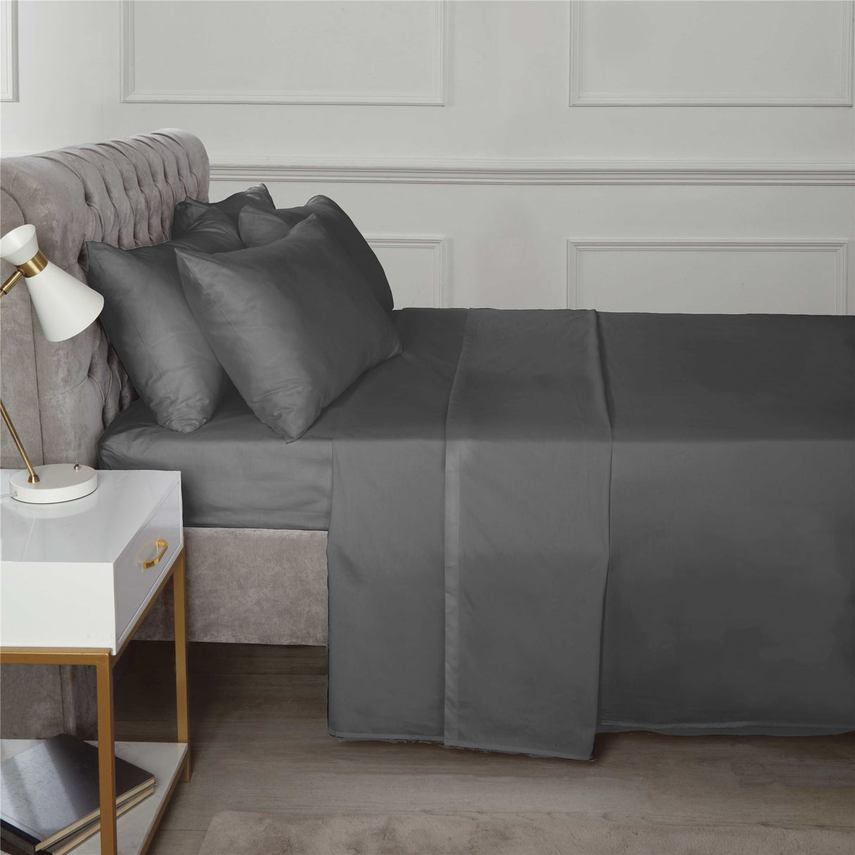 Comfortable and soft fitted sheet with fine percale weave, perfect for a restful night in the Happy Home Essentials collection