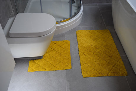 Matching pedestal mat in the 2-piece Kyra set, 46x46cm, with diamond weave providing softness and durability