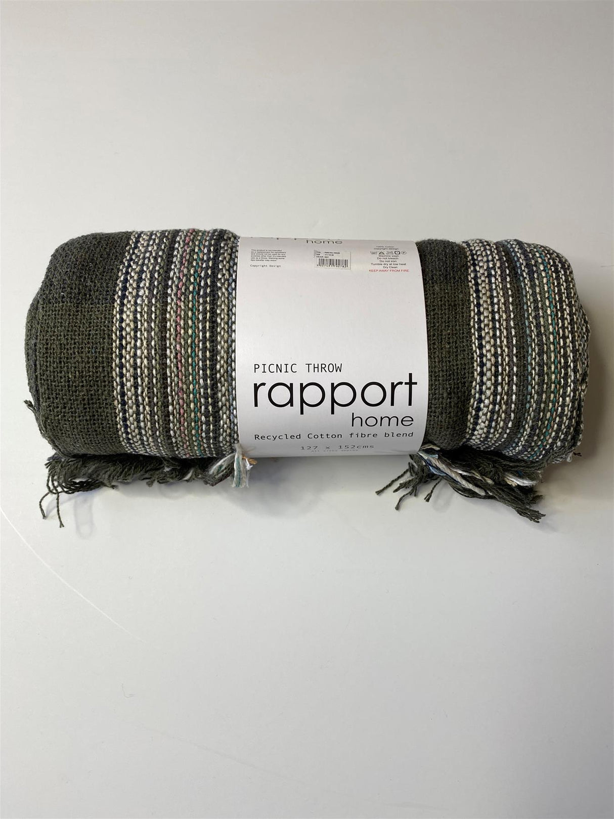 127x152 cm picnic throw in a random, eye-catching colour, great for outdoor use