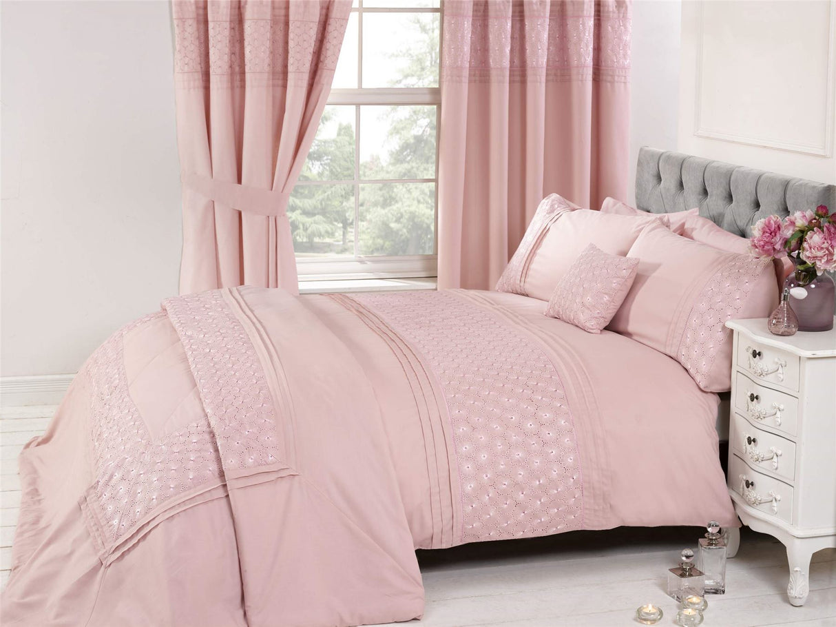Elegant double duvet cover with matching pillowcases and button closing mechanism