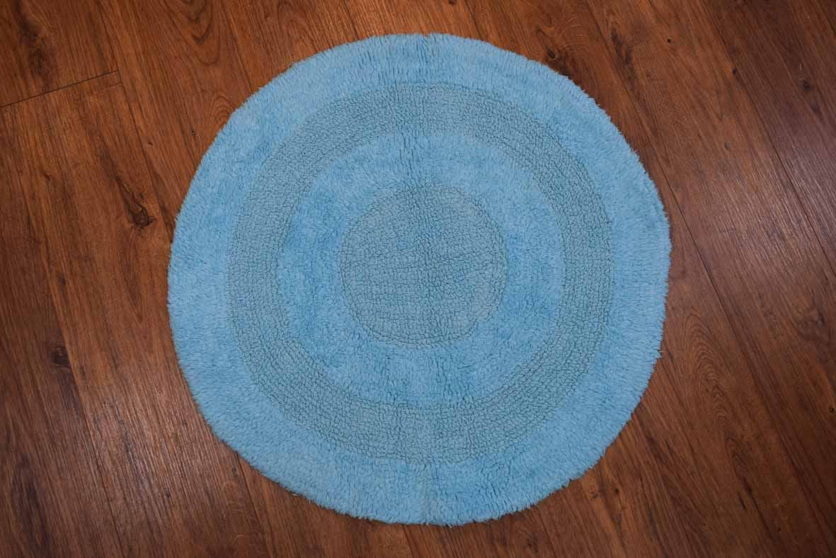 Plush cotton pile round bath mat measuring 65x65cm