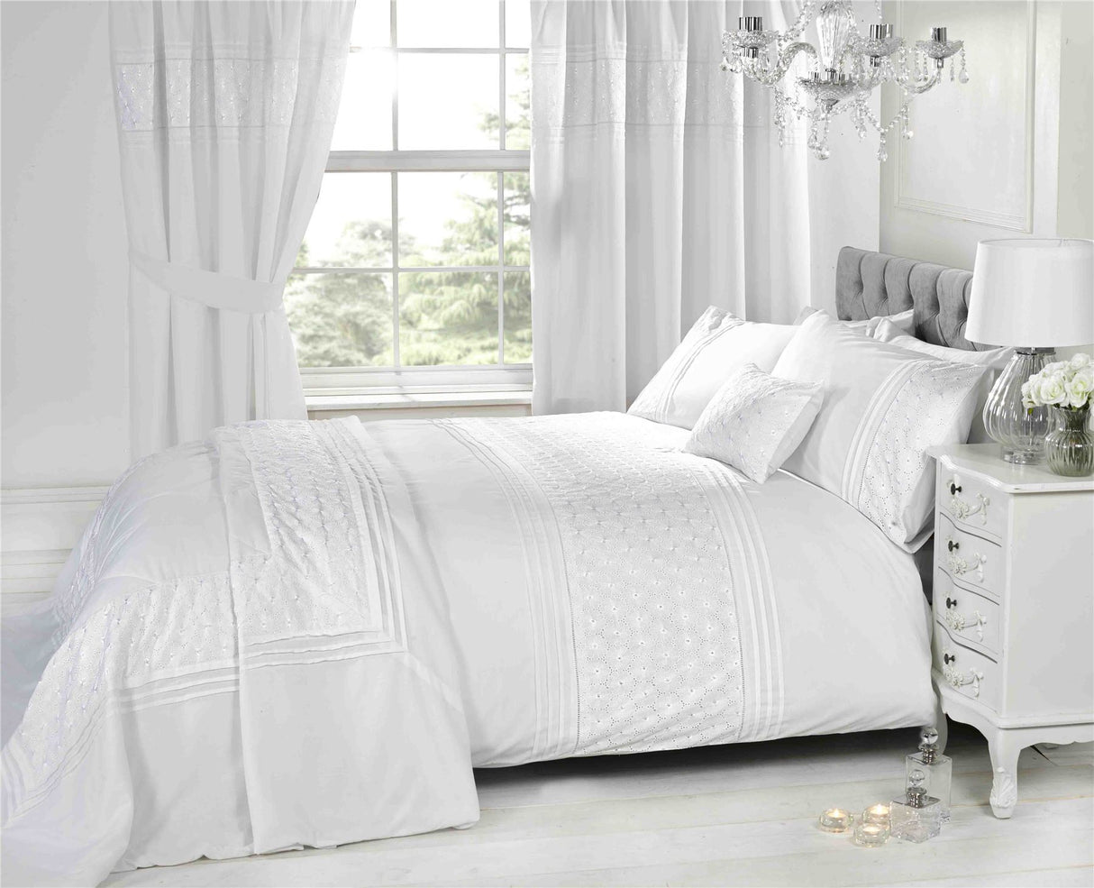 Luxurious superking duvet set with intricate embroidery and button closing mechanism