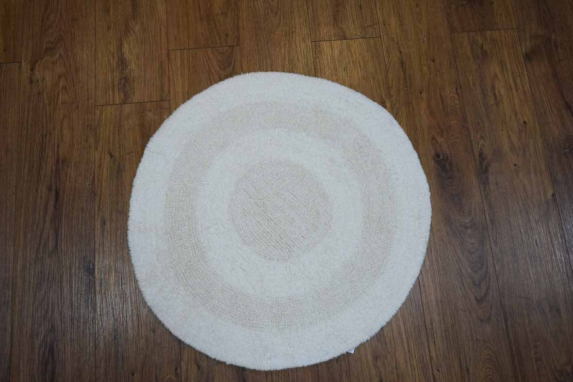 Luxurious round bath mat made entirely of plush cotton pile