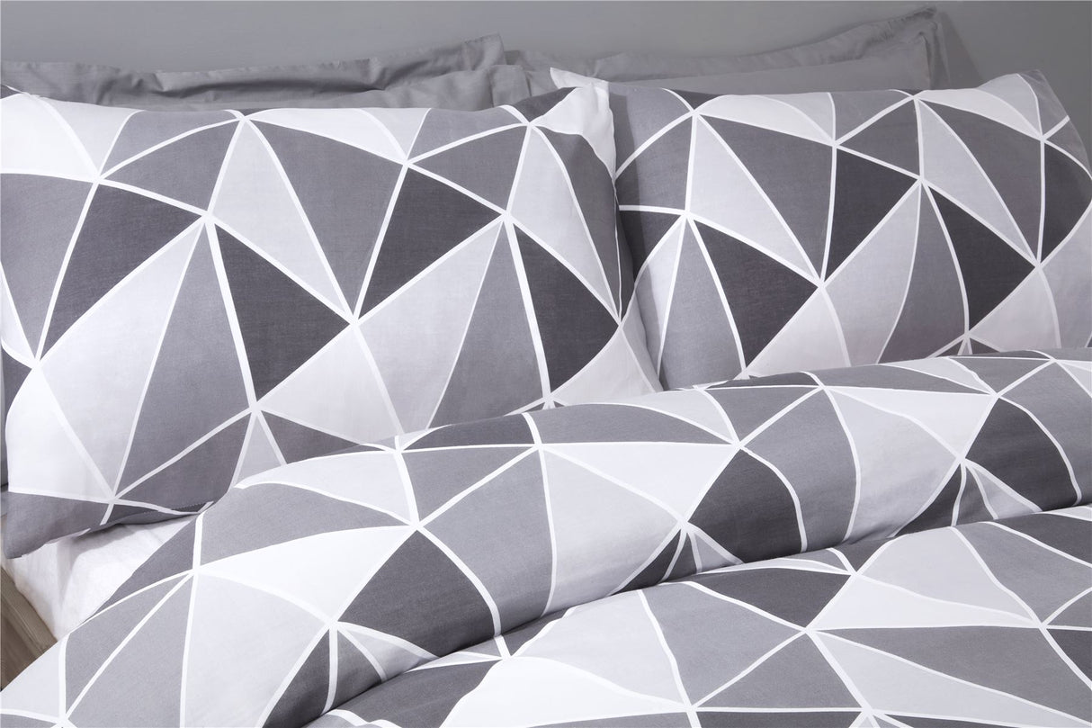  Duvet cover set with popper closing mechanism 