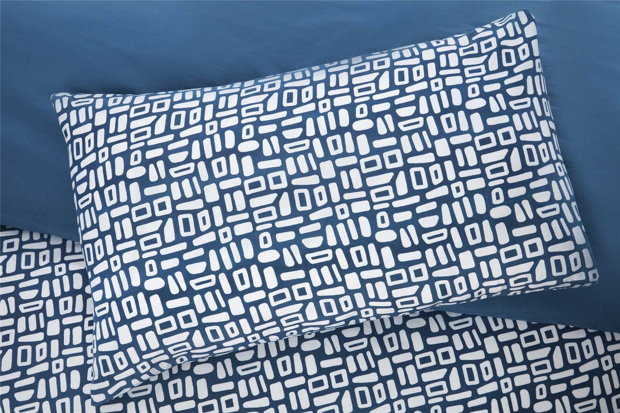 Double-sized Pebbles Duvet Set with matching pillowcases, featuring popper closures for convenience
