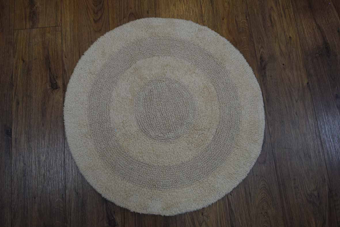 Soft and cosy round bath mat crafted from plush cotton pile