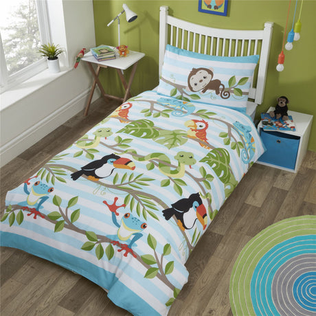 A rainforest-themed duvet set featuring jungle animal motifs on a classic blue and white background, bringing vibrant jungle scenery into your bedroom for a tropical and exotic atmosphere