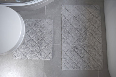 Stylish and durable bathroom set including a 46x46cm pedestal mat with woven diamond pattern design