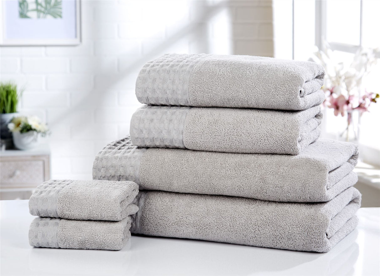 Two soft and absorbent bath towels (70x120cm)
