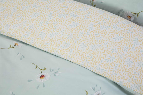 Elegant daisy duvet cover featuring vibrant blue flowers and matching pillowcases, perfect for sophisticated bedroom decor